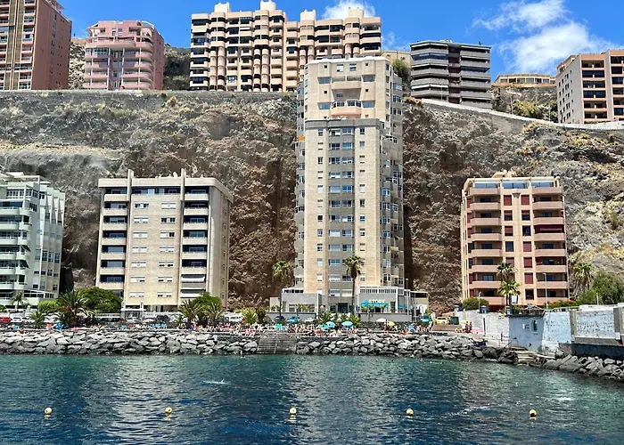 Artistic Beachfront Apartment *